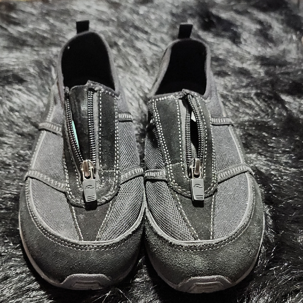 Easy Spirit Textured BLACK ZIPPER  Shoes. SIZE 8. USED CONDITION.
